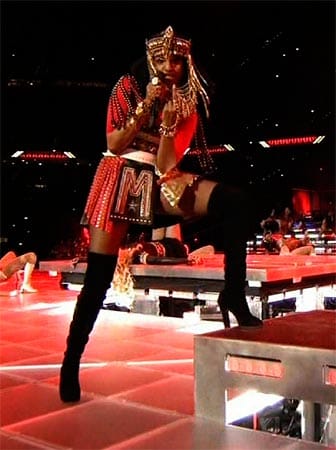 Eklat in der Super-Bowl-Halbzeit: Sängerin M.I.A. zeigte am Ende ihres Auftrittes mit Madonna den Stinkefinger.