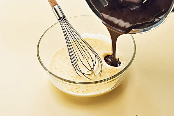 Mousse au Chocolat: Schokolade unterrühren