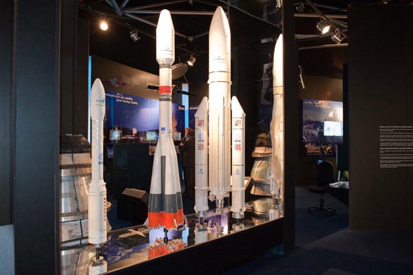 Die Vega (ganz links) komplettiert die europäische Trägersystem-Familie, bestehend aus der Sojus (Mitte) und der Ariane 5. Letztere kann größere und schwerere Satelliten in die Umlaufbahn bringen, zum Beispiel Telekommunikationssatelliten.