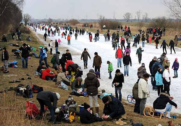 Tausende von Schlittschuhläufern nutzen die gefluteten Wiesen der Semkenfahrt im Blockland von Bremen, um ihre ersten größeren Eislauftouren in diesem Winter zu unternehmen. Die Semkenfahrt gehört zu den wenigen, schon jetzt offiziell freigegebenen Eisflächen in Norddeutschland.