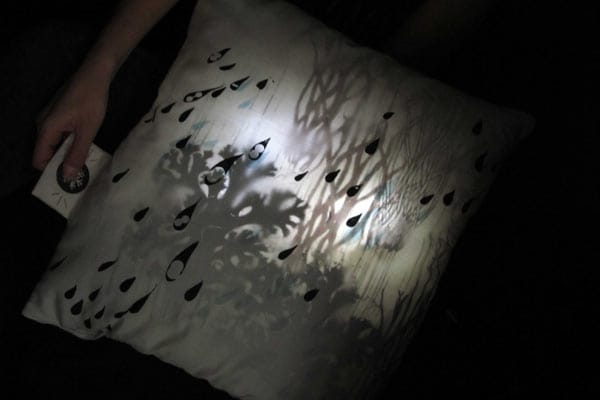Dieses Kissen aus der Pillowhugger-Serie leuchtet im Dunkeln.
