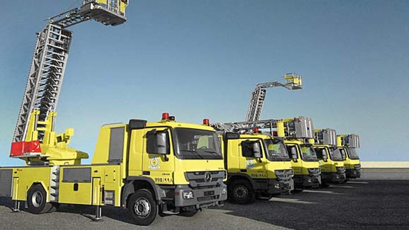 Gelb statt rot: Actros-Drehleiter-Lkws für die saudi-arabische Feuerwehr