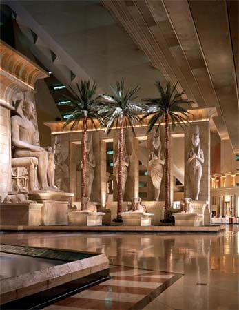 Vor der ägyptischen Unterkunft wacht die große Sphinx von Gizeh und auch der Eingangsbereich ist im Stil der alten Pharaonen gestaltet.