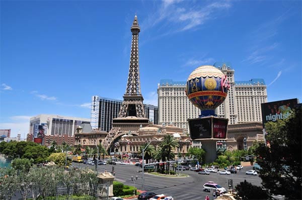 Das Hotel Paris: Eiffelturm, Pariser Oper und Arc de Triomphe in direkter Nachbarschaft finden Besucher in der Miniatur-Variante der französischen Hauptstadt.