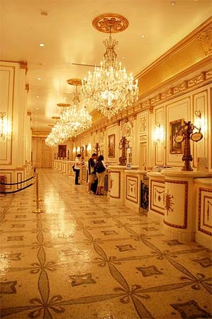 Schon beim Betreten der Eingangshalle stockt den Gästen der Atem: Glitzernde Kronleuchter und pompöse Marmorböden vermitteln ein einmalig königliches Gefühl.