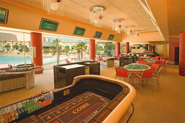 Auf Badefeeling muss hier sogar beim Glücksspiel nicht verzichtet werden – dafür sorgt das einzigartige Pool-Kasino, welches einen fantastischen Blick auf das Poolparadies bietet.