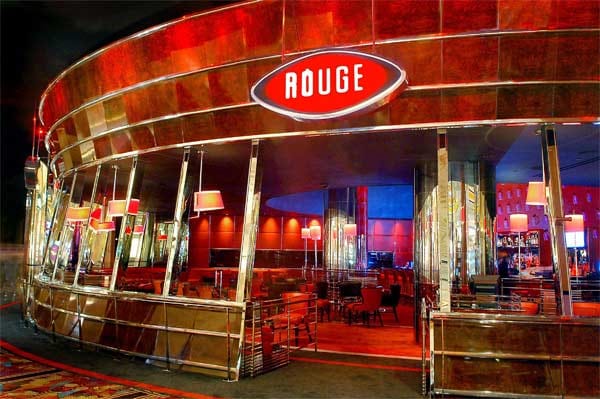 Für verführerische und unvergessliche Momente sorgt die Rouge Bar, in der Gäste bei einem leckeren Cocktail den Blick über das bunte Kasinotreiben genießen können.
