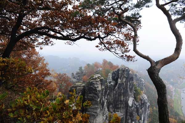 Ein faszinierendes Gebilde aus Sandstein ist der Basteifelsen in der Sächsischen Schweiz.