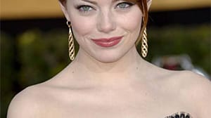 Emma Stone wählt ein Rotbraun und zaubert so einen sinnlichen Kontrast zu den grünen Augen.