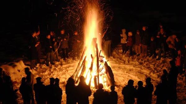 Das seit vielen Jahrhunderten an Ostern entzündete Feuer soll ein gesegnetes Feuer sein, welches als Symbol für die Wiederauferstehung Jesu Christi gilt. Ein Pfarrer oder Priester entzündet am Feuer eine Osterkerze und trägt sie als Zeichen des ewigen Lebens in die Kirche. Vielerorts dient das Osterfeuer aber auch dazu, den Winter zu vertreiben und die Sommersonne zu begrüßen. Auch Hexen und böse Geister sollen durch das Feuer verbannt werden.