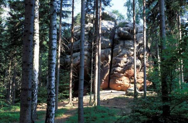 Insbesondere das Zittauer Gebirge, das kleinste Mittelgebirge Deutschlands, hat so manch fantasievolles Gebilde zu bieten. Viele Formationen beflügeln die Fantasie der Besucher. Dazu gehört der Kelchstein, ein beliebter Kletterfelsen zwischen Oybin und Lückendorf.