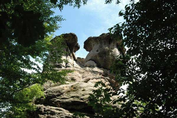 Nicht einer, nicht zwei, sondern gleich drei Tische sind auf dem Gipfel des gleichnamigen Felsen im Zittauer Gebirge zu sehen - die waagerecht gelagerten Erzplatten sehen nämlich wie Tische aus.