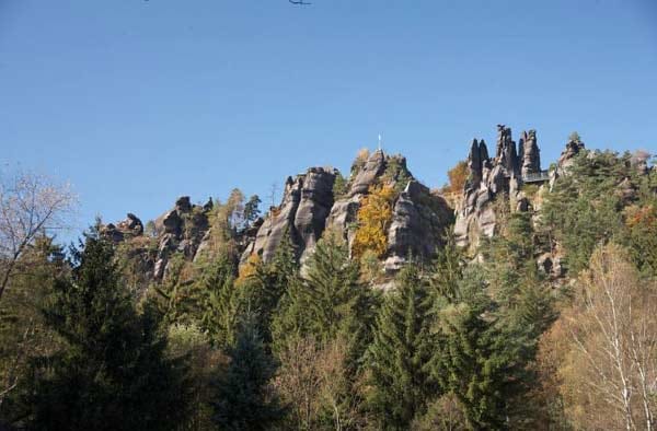 Ein ebenfalls attraktives Wanderziel des Zittauer Gebirges sind die Nonnenfelsen, dessen Aussehen seit über 100 Jahren die Fantasie anregen. Man sah darin Umrisse menschlicher Wesen, darunter Nonnen mit Gewand und Habit, daher die heutige Bezeichnung.