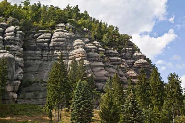 Ein weiterer Berg im Zittauer Gebirge, der sich großer Beliebtheit erfreut, ist der 514 Meter hohe Oybin, dem die Launen der Natur ebenfalls eine faszinierendes Aussehen verlieh.