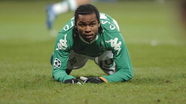 7,8 Millionen Euro überwies Werder Bremen im Sommer 2008 nach Brasilien. Carlos Alberto, der bis dato teuerste Transfer der Vereinsgeschichte, sollte die Offensive verstärken. Doch es kam alles anders: Zwei Bundesligaspielen stehen etliche Auseinandersetzungen mit Mitspielern und Suspendierungen wegen Disziplinlosigkeiten gegenüber. Boubacar Sanogo, mit dem sich der Brasilianer im Training geprügelt hatte, fasste das Missverständnis Alberto folgendermaßen zusammen: "Dieser Mann ist verrückt.“
