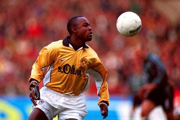 Victor Ikpeba wechselte 1993 als bester afrikanischer Fußballer der belgischen Liga zum AS Monaco. Dort blühte er unter Trainer Arsene Wenger auf und konnte die französische Meisterschaft gewinnen. 1999 verpflichtete Borussia Dortmund den nigerianischen Stürmer. Allerdings konnte er sich in zwei Jahren nie richtig durchsetzen und kam bei 30 Einsätzen nur auf drei Tore.