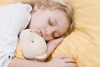 Schlafstörungen: Manchen Kindern gibt das geliebte Kuscheltier Sicherheit beim Einschlafen.