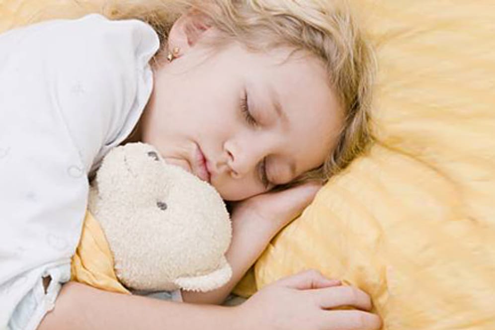 Schlafstörungen: Manchen Kindern gibt das geliebte Kuscheltier Sicherheit beim Einschlafen.
