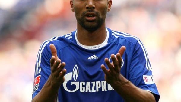 Verrückt ist auch die Geschichte von Orlando Engelaar. Der holländische Nationalspieler wechselte nach einer überragenden EM 2008 für 5,5 Millionen Euro zu Schalke 04. Beim Mittelfeldmotor der Elftal war dann aber plötzlich jede Menge Sand im Getriebe. Nach 25 Bundesligaspielen, in denen er kein Tor erzielte, aber zweimal vom Platz flog, kehrte er nach Holland zurück. Im Gepäck hatte er einen neuen Spitznamen: Die Schalke-Fans nannten Engelaar aufgrund seiner lahmen Spielweise "Die Ente von Twente".