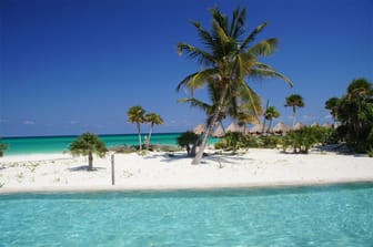 Abgelegen zwischen den Städten Cancun und Playa del Carmen liegt das Hotel Secrets Maroma Beach Riviera Cancun in Mexiko.