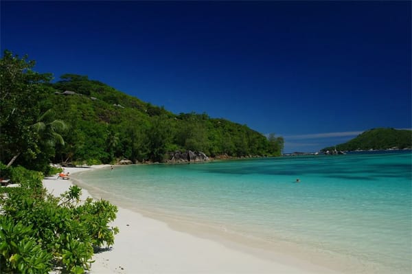 Das Hotel Constance Ephelia Resort liegt direkt am feinen Sandstrand von Port Gaud auf den Seychellen.