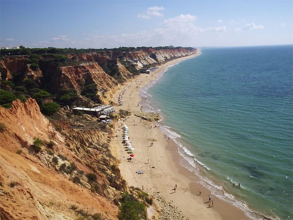 Ein acht Kilometer langer Strand erstreckt sich in Olhos d’Água an der Algarve. Das Hotel Porto Bay Falésia liegt malerisch auf einer Klippe und ermöglicht somit einen traumhaften Ausblick über den Atlantik.