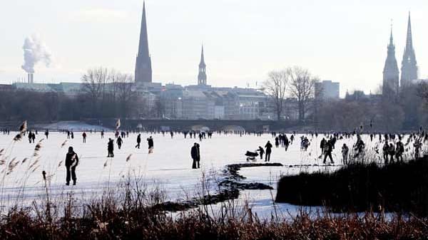 Schon jetzt wagen sich viele Fußgänger auf die Außenalster