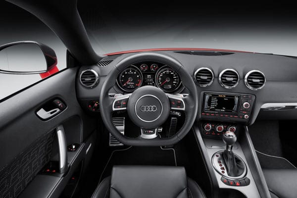 Das Audi TT RS Plus kostet als Coupé mit Handschaltung mindestens 60.650 Euro; mit Siebengang S-Tronic bei 62.800 Euro. Die offene Version startet bei 63.500 bzw. 65.650 Euro.