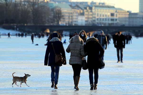 Zu dem seltenen Volksfest auf der zugefrorenen Außenalster werden am Wochenende vom 10. bis 12. Februar mehr als eine Million Menschen erwartet.