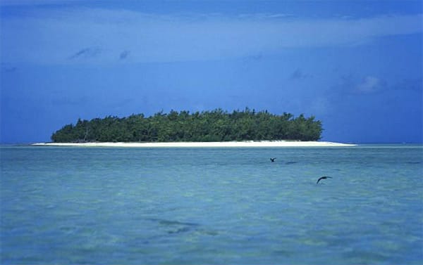 Wer sich an einem der nur zu Fuß erreichbaren und daher menschenleeren Strände entspannt und das süße Nichtstun genießt, erblickt die Île aus Cocos (im Bild).