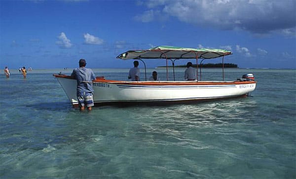 Für einen Badeausflug eignet sich das Eiland, das eine Fläche von gerademal 0,2 Quadratkilometer besitzt, aber allemal. Und die Île aux Cocos ist nur eine von 17 Inseln in der Nachbarschaft. Ausflugsboote wie dieses hier fahren einige Inseln an.