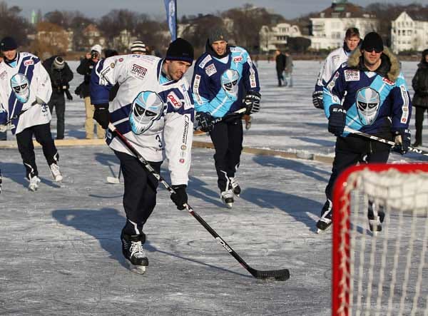 Am 8. Februar hielten die Eishockey-Profis der Hamburg Freezers auf der zugefrorenen Außenalster ein Show-Training ab.