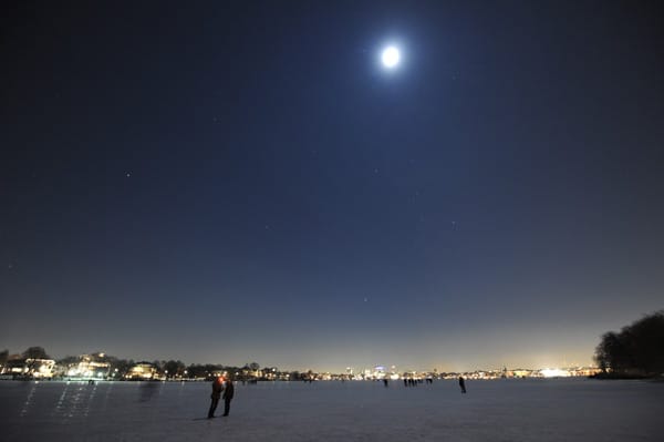 Eindrücke aus 2010: Schon damals war die Außenalster gefroren, das Volksfest auf dem Eis bekam aber keine Freigabe der Behörden.