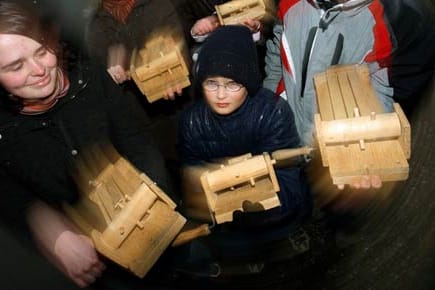 Klappern: Kinder machen mit Ratschen ordentlich Krach