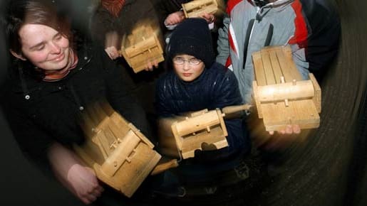 Klappern: Kinder machen mit Ratschen ordentlich Krach