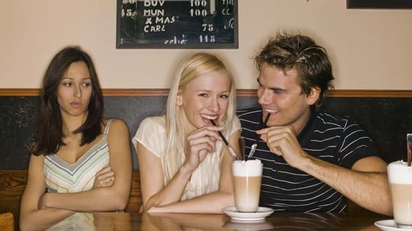 Viele Frauen leiden darunter, dass es neben ihnen noch seine beste Freundin gibt.