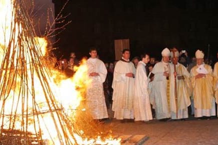 Entzündung des Osterfeuers mit der Osterkerze