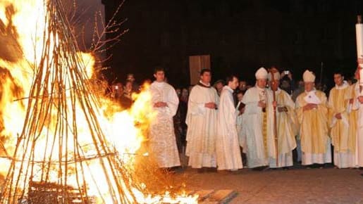 Entzündung des Osterfeuers mit der Osterkerze