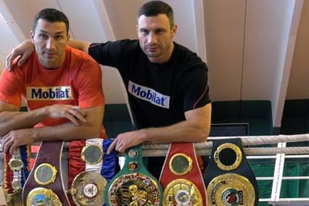 Wladimir (li.) und Bruder Vitali Klitschko dominieren das Box-Schwergewicht.