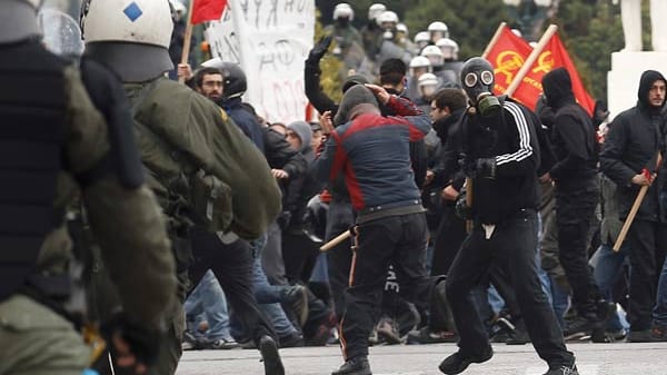Rund 11.000 Demonstranten versammeln sich auf den Straßen der Hauptstadt, darunter mindestens 200 Gewaltbereite.