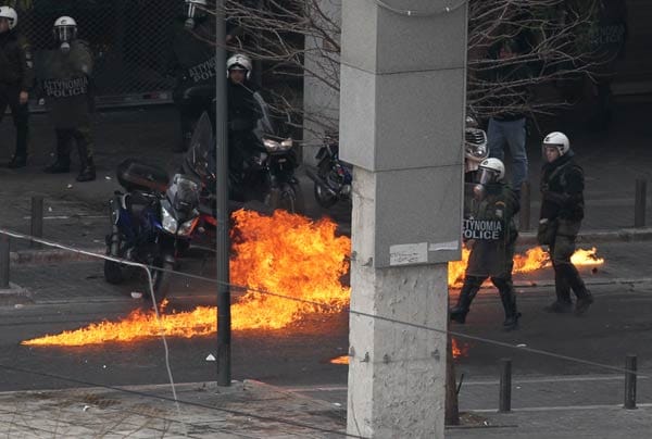 Die Demonstranten attackieren die Polizei mit Steinen und Brandbomben.