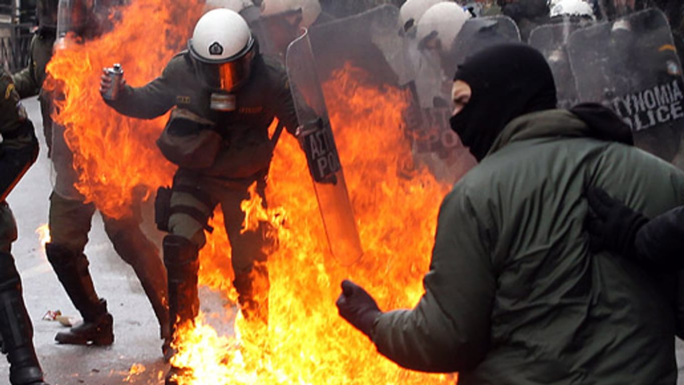 Athen: Chaoten und Polizei liefern sich Straßenschlachten