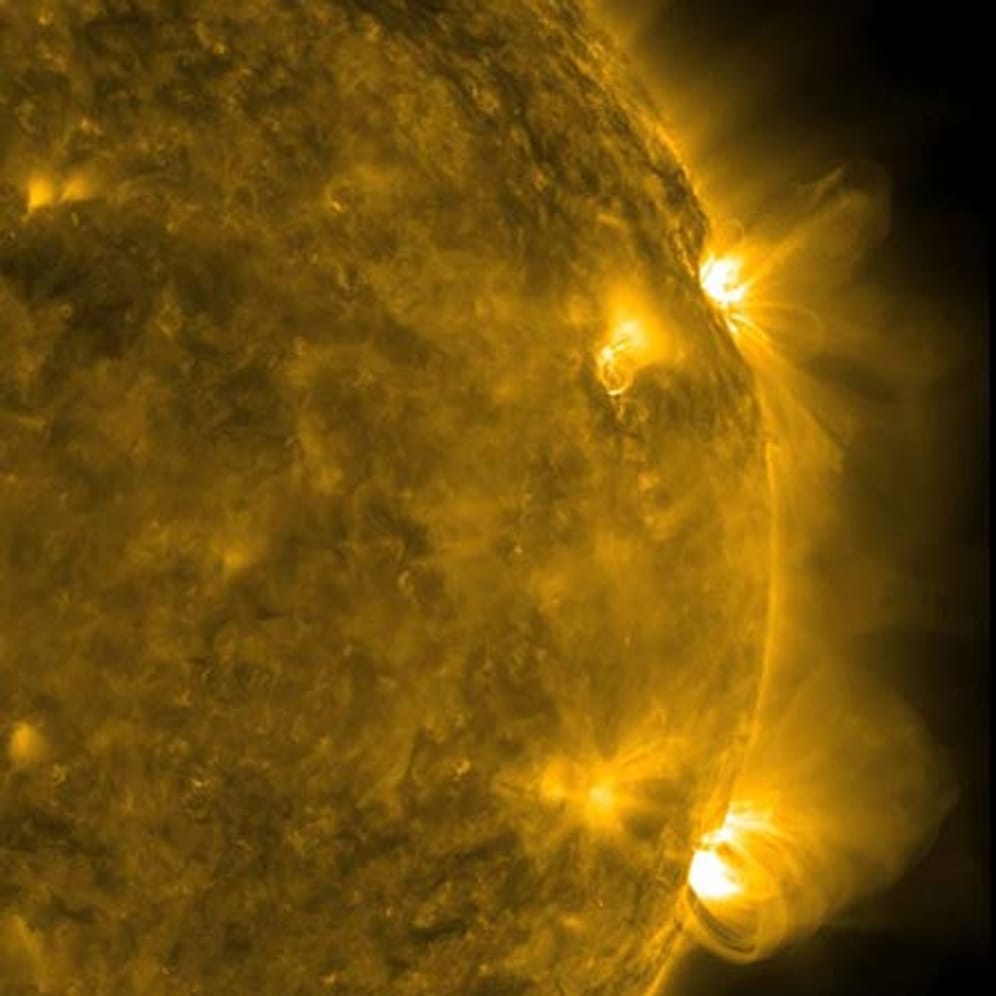 Aktives Paar: Gleich zwei Eruptionen hat der Sonnensatellit "SDO" ("Solar Dynamics Observatory") in der Zeit vom 7. bis zum 10. Februar 2011 im Bild festgehalten.