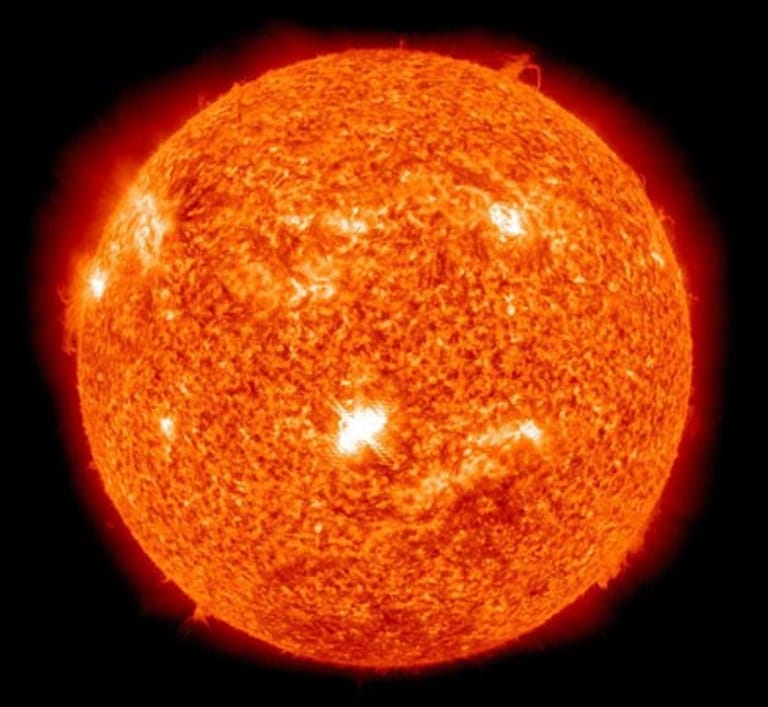 Heftigste Sonneneruption: Am Valentinstag 2011 stieß die Sonne einen hochenergetischen Teilchensturm aus. Dieser sogenannte Flare erreichte die Erde - und verursachte Störungen bei der Radioübertragung in China.