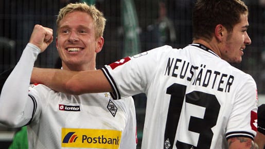 Gladbachs Mike Hanke (li.) freut sich mit Roman Neustädter über sein Tor.