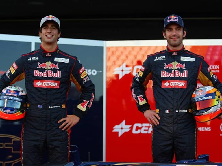 Toro Rosso geht gleich mit zwei neuen Piloten an den Start. Jean-Eric Vergne (re.) steigt vom Test- zum Stammfahrer auf und Daniel Ricciardo kommt vom HRT-Team. Sebastien Buemi tauscht mit Vergne die Plätze und ist nun Testfahrer.