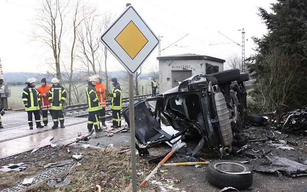 Der frühere Profiboxer Frank Tuinmann versucht, mit seinem VW Touareg die geschlossenen Bahnschranken zu umfahren. Dabei wird das Auto von einem Regionalexpress erfasst.