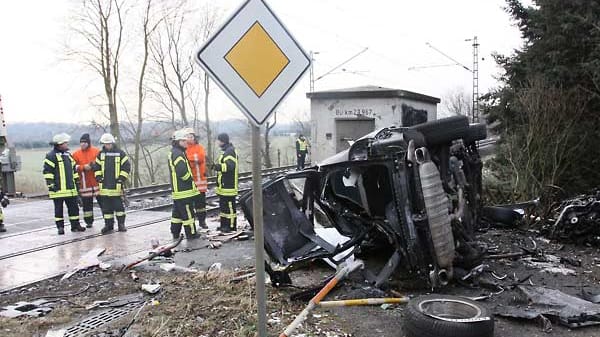 Der frühere Profiboxer Frank Tuinmann versucht, mit seinem VW Touareg die geschlossenen Bahnschranken zu umfahren. Dabei wird das Auto von einem Regionalexpress erfasst.