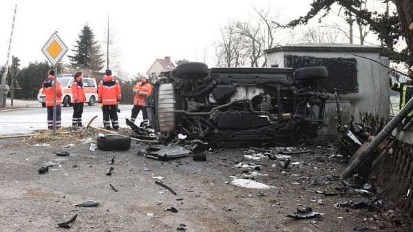 Das Auto des verunglückten Fahrers wurde hinter ein Schalthäuschen geschleudert