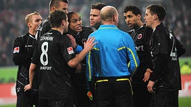 Frankfurts Spieler bedrängen Schiedsrichter Felix Brych und seinen Assistenten. Frankfurts Spieler bedrängen Schiedsrichter Felix Brych und seinen Assistenten.